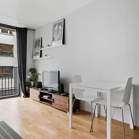 Super Near Train And Buss Apartamento