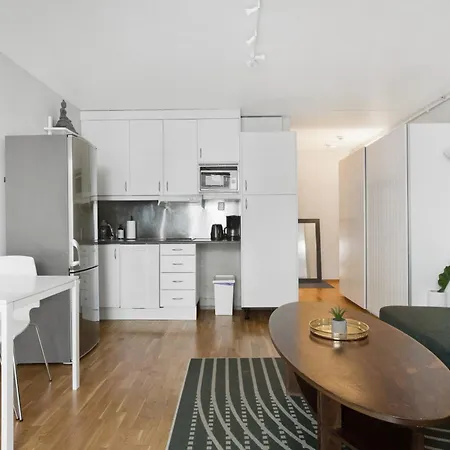 Super Near Train And Buss Apartment